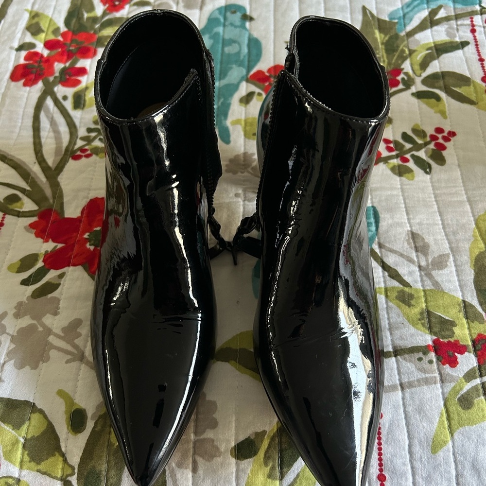 Splendid Black Ankle Boots with Sleek Design, Size 7.